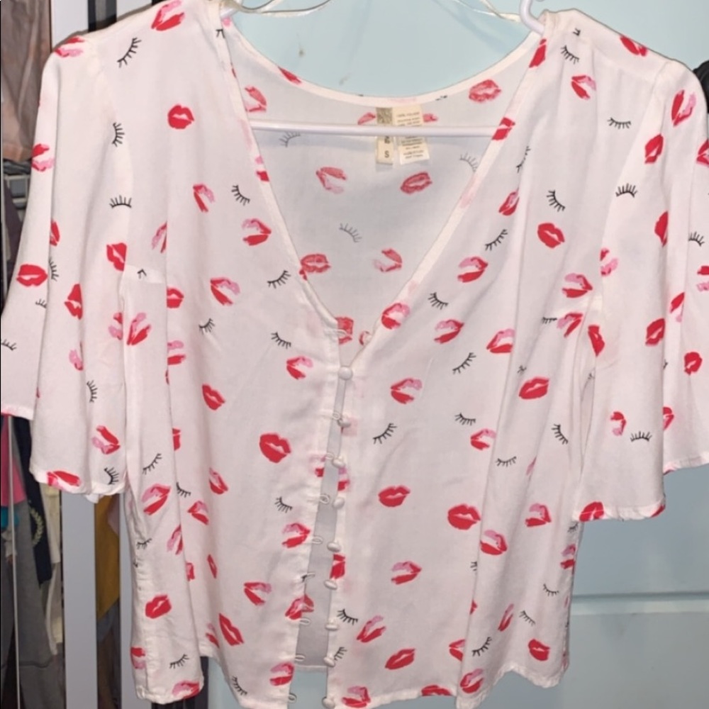 kissy lips button down shirt! 💋